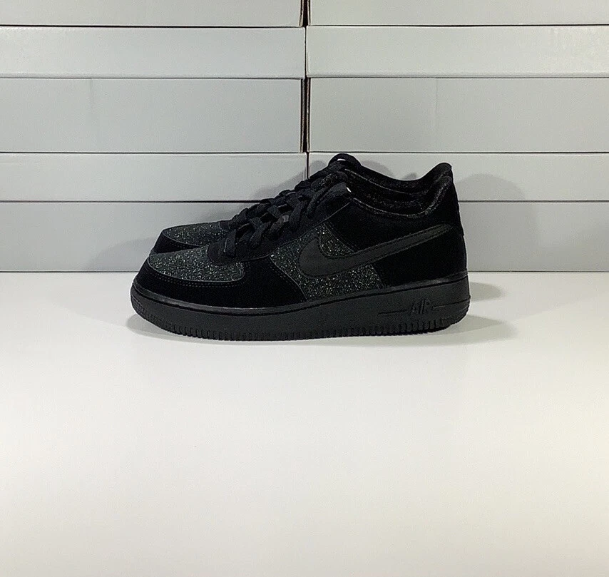 全新 Nike Air Force 1 LV8 (GS) “Black” 849345-002 Youth 尺码 5-7 / 女式 尺码 6.5-8.5 — 第 3/4 张图片