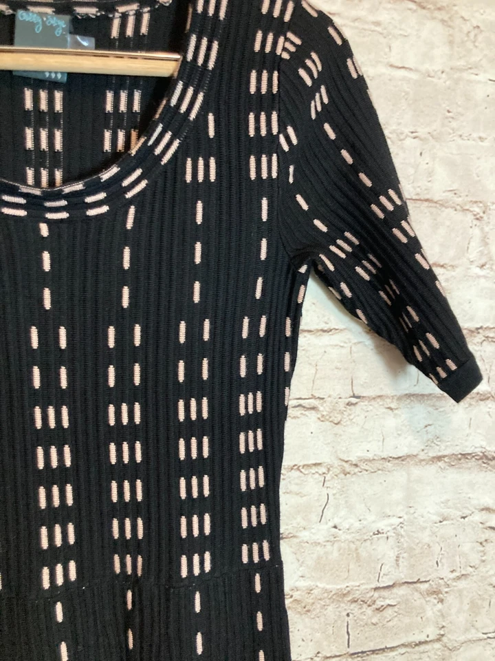 Vestido suéter feminino Gabby Skye médio preto e bronzeado texturizado malha midi plissado - Imagem 2 de 4