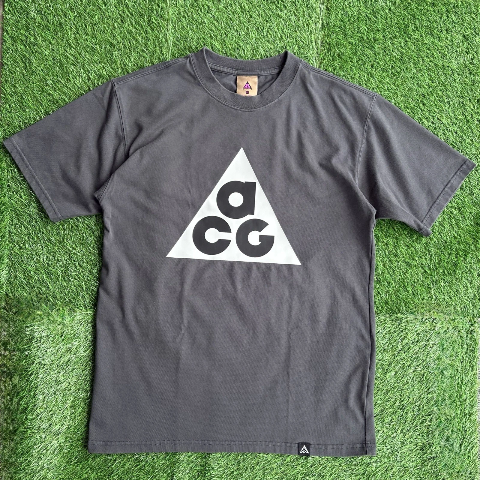 Nike Men's ACG Big Logo Heavyweight T-Shirt Size Large Gray/Black