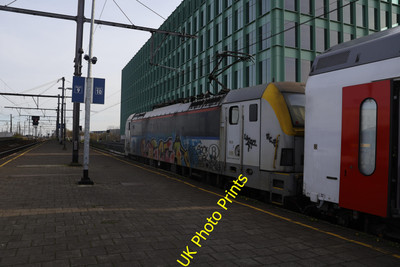 Foto SNCB Belgische Eisenbahn 6x4 Klasse 18 kommt Antwerpen Berchem um 2023 P1