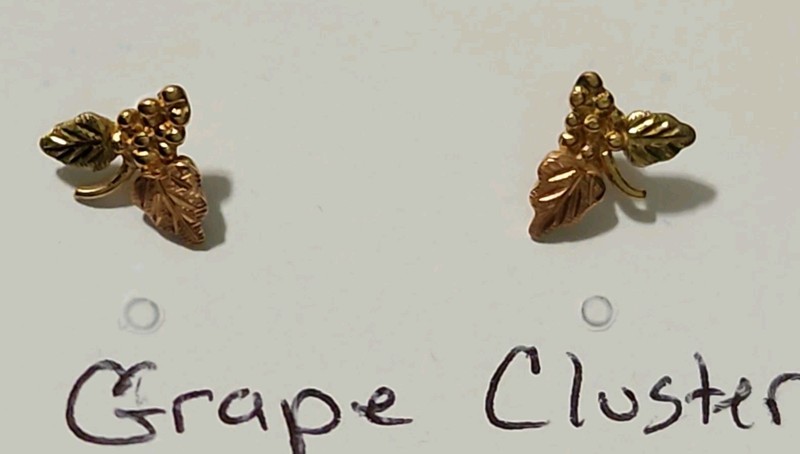 Landstrom’s Black Hills Gold Grape Cluster Center Flower Stud Earrings In 10K