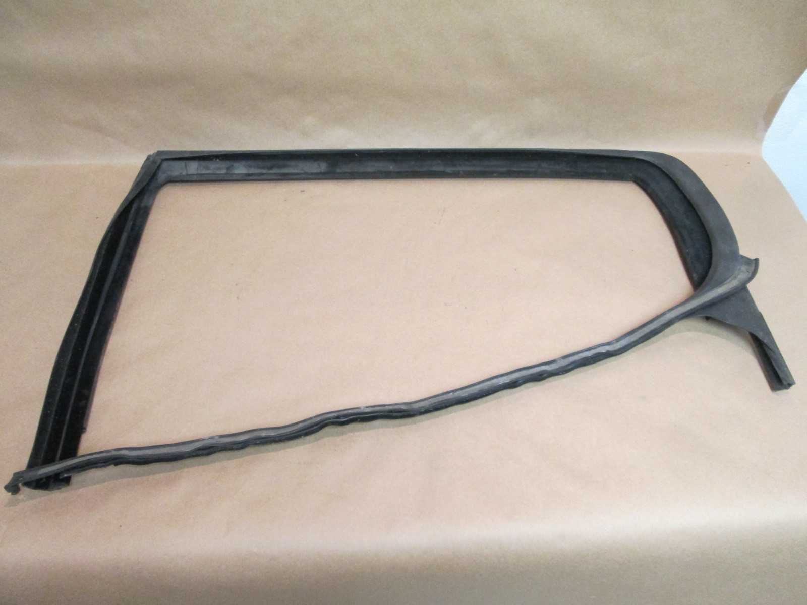 Maserati Quattroporte - LH Rear Door Rubber Gasket / Glass Guide 