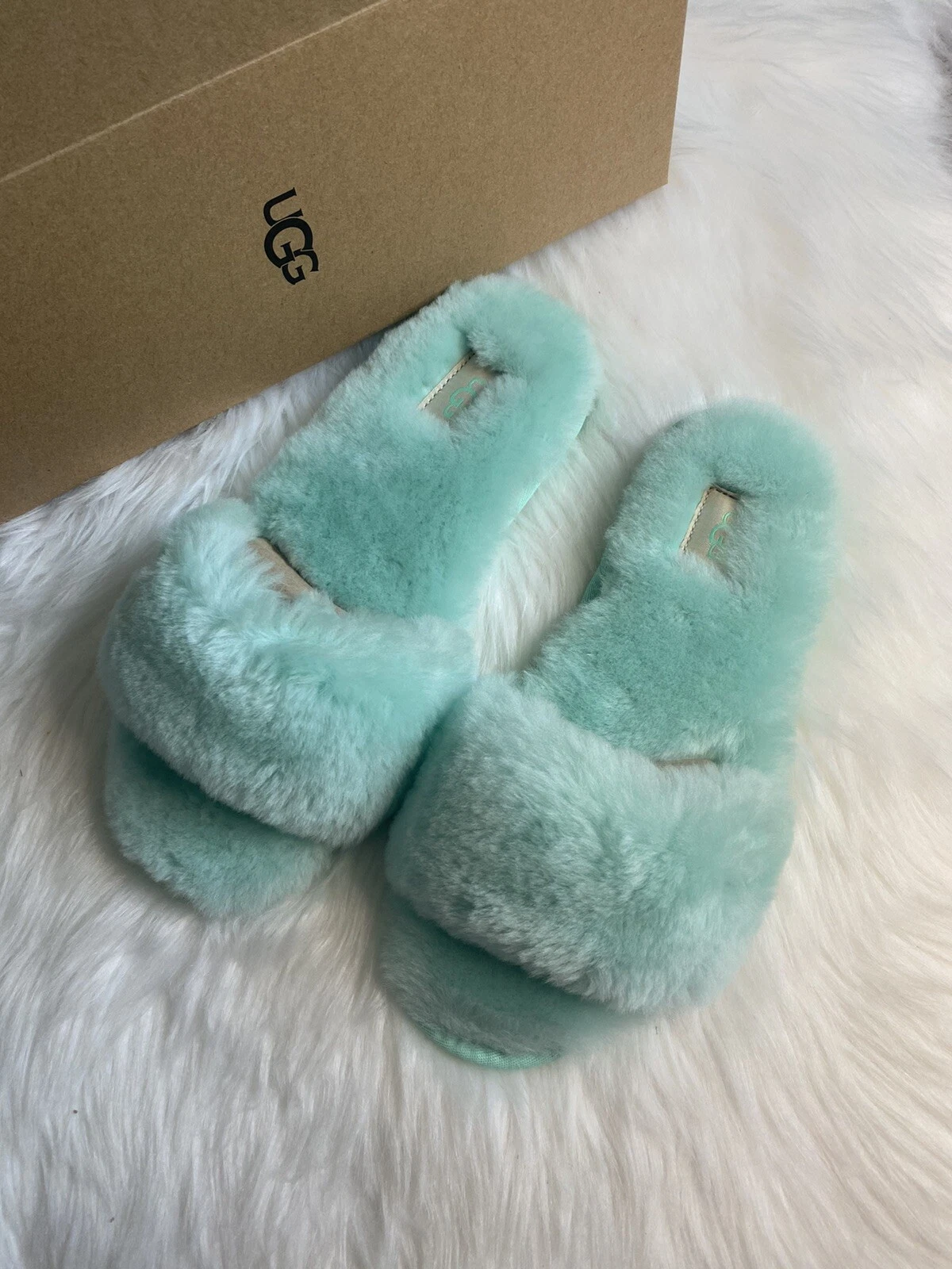 Pantofole infradito UGG Fluff Slide II pelle di pecora verde in perfette condizioni taglia US 8 EU 39 nuove