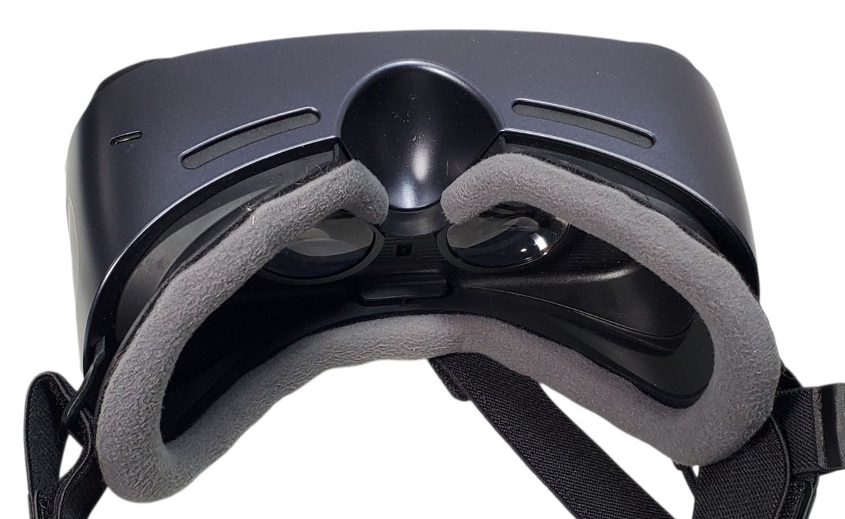 Samsung Gear VR with Controller Powered by Oculus with Original