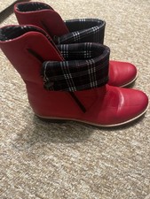 Rote Herbststiefel. Größe 40.