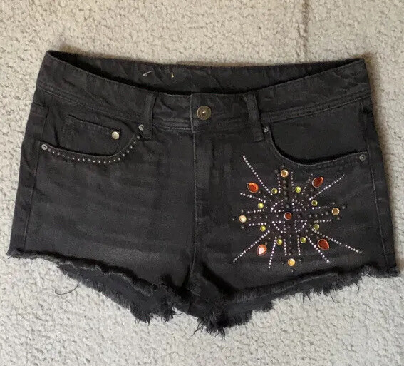 【mnem】Studded Black Short Denim H & M Embellished Studded Jean Shorts Size 6 Mid Rise Black