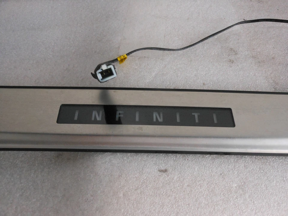 Infiniti M35 2006-2008 placa de desgaste delantera moldeada OEM Foto 4 de 4