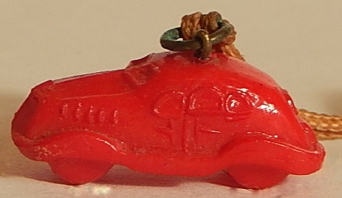 ENCANTO DE COCHE ROJO CELULOIDE DE COLECCIÓN JAPÓN - Imagen 2 de 3