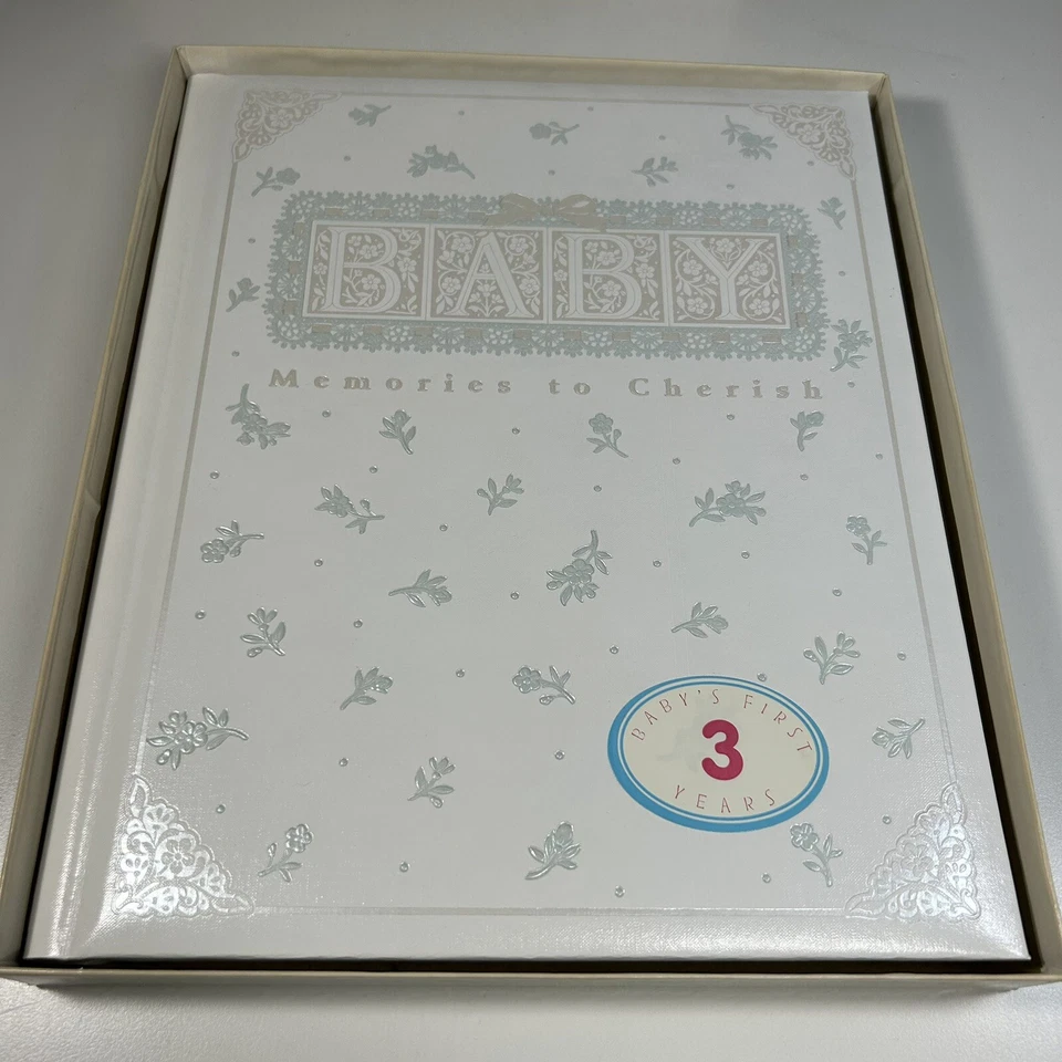 Álbum de fotos de encaje blanco Hallmark Baby's First 3 Years Memory To Cherish Foto 3 de 4