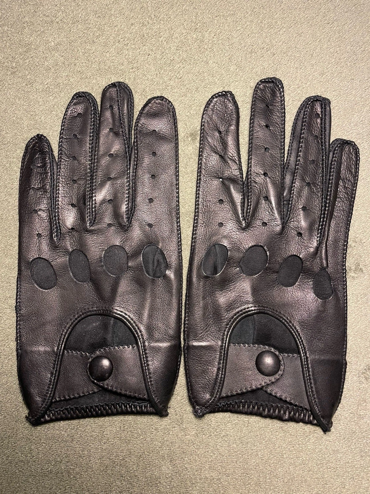 Isotoner Black Leather Driving Gloves, Large, Size 9, Unlined
Opens in a new window or tab