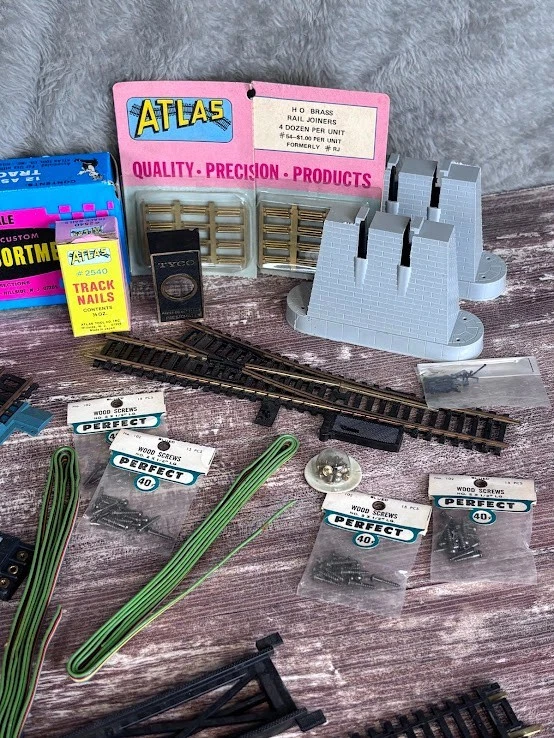 Lote de accesorios de tren modelo a escala HO Atlas vías realistas surtido cables postes Foto 3 de 4