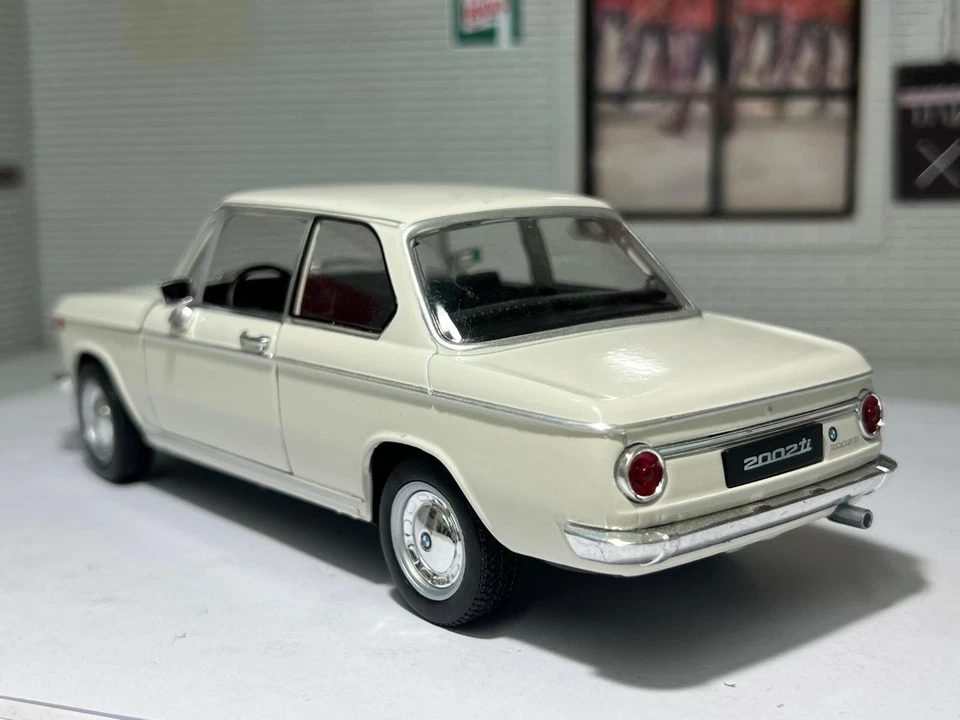 BMW 2002 Ti 1966 Very Detailed Welly G 1:24 Scale Diecast Car 24053 - Image 4 of 4