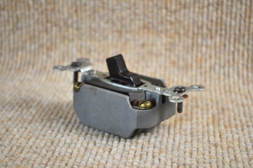 Hubbell No.8802 Double Pole Toggle Switch, 10a-250v/10a-125v, Porcelain/Bakelite - Picture 2 of 8