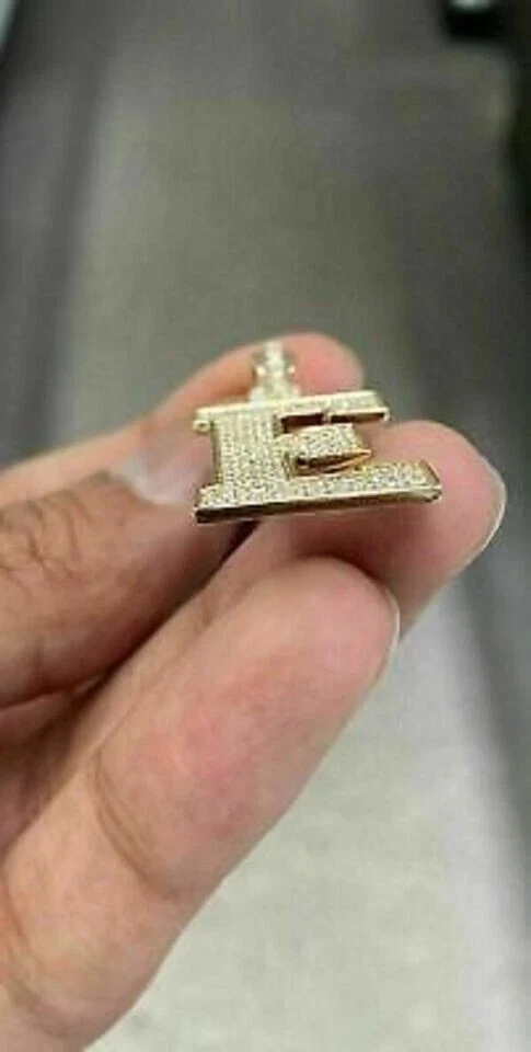 Colgante de oro amarillo de 14 quilates con inicial de diamante de corte redondo de 2 quilates FN Foto 4 de 4