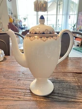 Vintage Wedgwood Medici R4588 Coffee Pot Bone China England 10.5” Tall