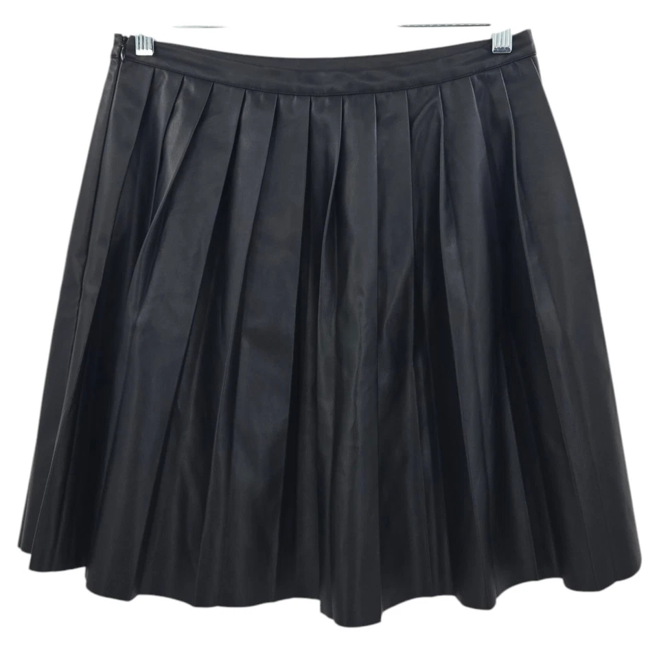 Falda plisada de cuero sintético negra mediana BCBGeneration para mujer Foto 2 de 4