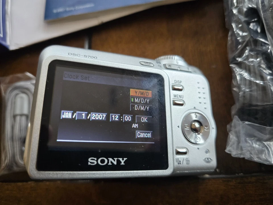 SONY DSC-S700 Cyber-Shot Digital Camera + 2GB Memory Card + USB + Software - Image 3 of 3