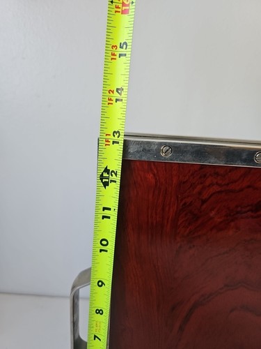 Bandeja para servir vintage de cromo y madera con detalle de cabeza de tornillo avellanada - Imagen 10 de 12
