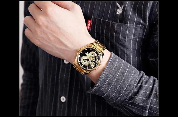 Reloj de cuarzo informal impermeable con esfera tallada de dragón chino dorado de lujo para hombre Foto 2 de 4