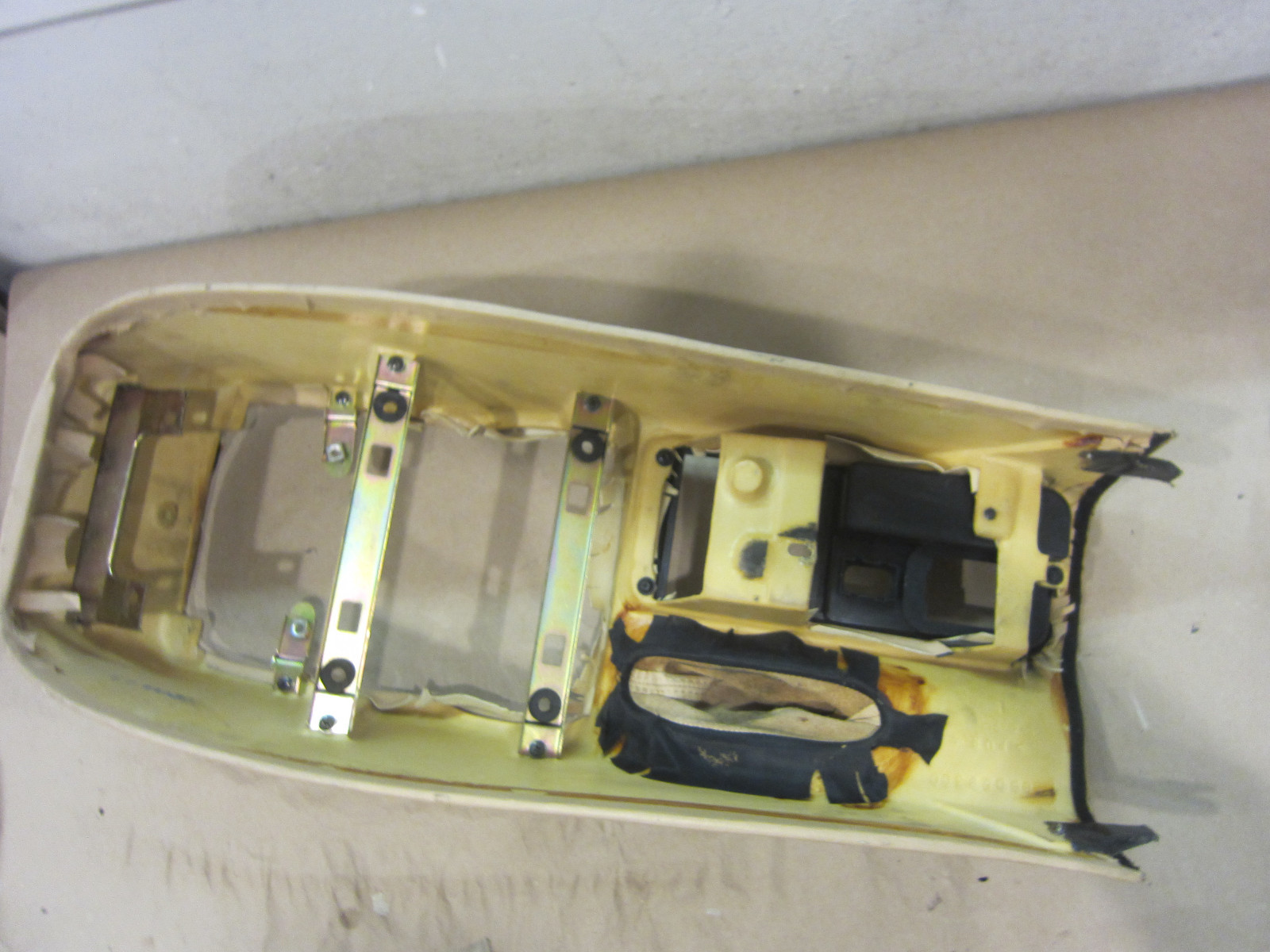 Maserati 4200 Spyder -  Center Console / Tunnel Cover / Beige - P/N 66772300