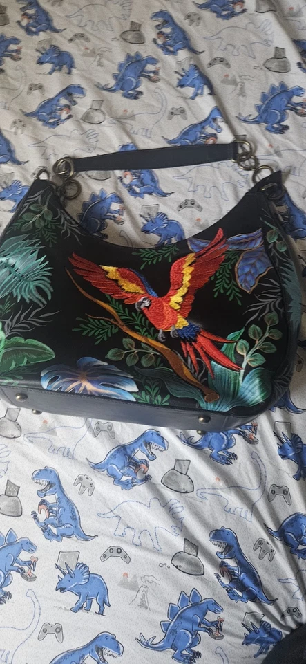 Bolso de hombro de cuero pintado a mano Anushka con guacamayo rojo bordado Foto 2 de 4