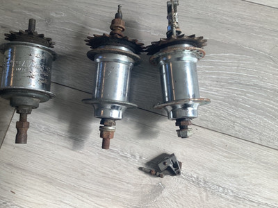 2 Vintage Shimano 3s Naben und 1 Styria 3 Gang Nabe für Teile ungeprüft zum restaurieren