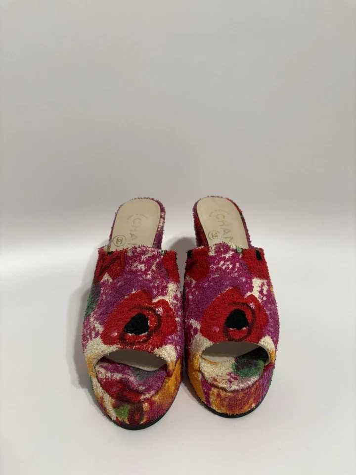 Sandalias de tacón Chanel años 90 rosa de tela de rizo 33,5 de colección Foto 2 de 4