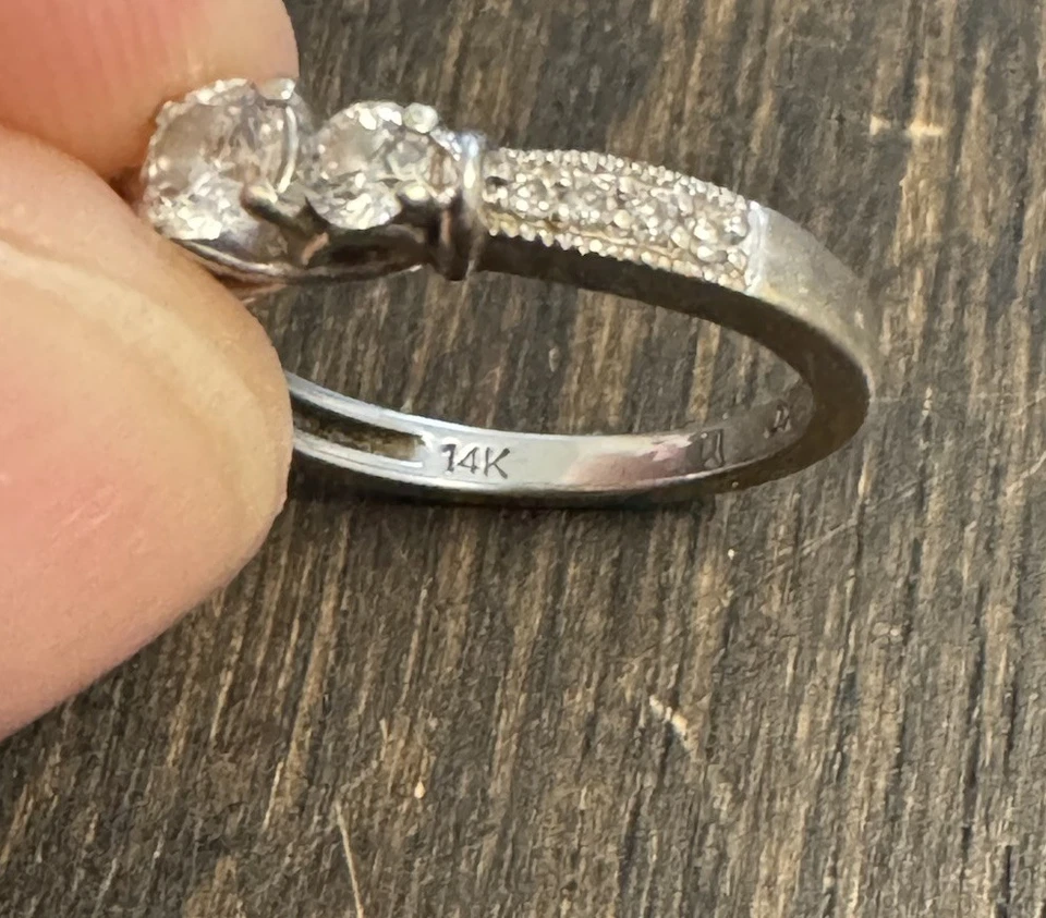 14K 2TONE 3-ROUND DIAMOND BAND RING SZ 6/7 4 grams - Image 4 of 4