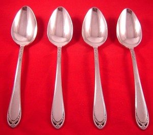 1847-Rogers-Lovelace-4-Silverplate-Oval-Soup-Spoons-EXC