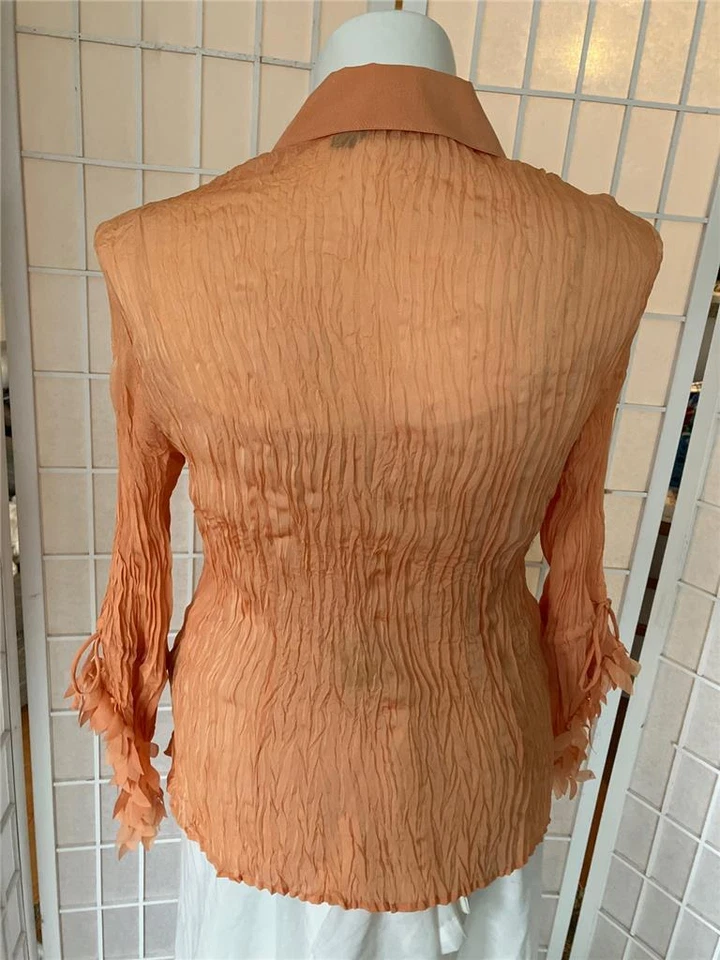 Blusa de botones transparentes plisados en naranja coral Essentials by Milano para mujer Foto 4 de 4