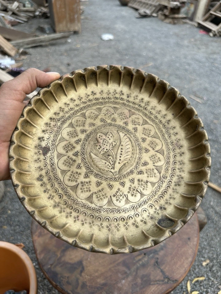 Hermoso plato floral redondo antiguo de latón tallado a mano de 1800 Foto 4 de 4