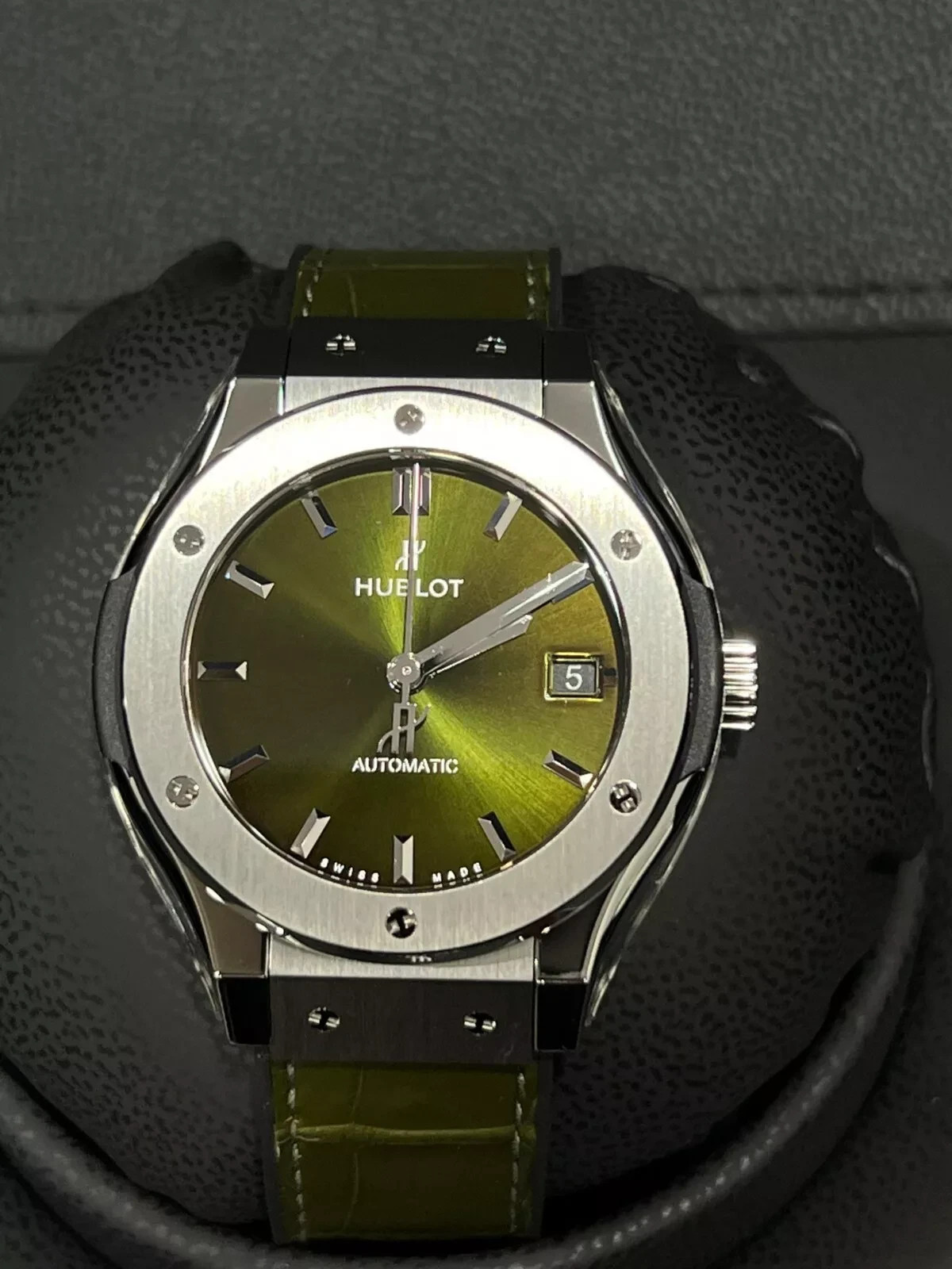 HUBLOT 565.NX.8970.LR CLASSIC FUSION TITANIUM GREEN 38 MM