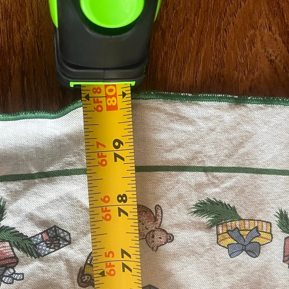 "Mantel de Navidad retro vintage de colección con acebo, escena de pueblo/iglesia 61""x80"  Foto 2 de 4