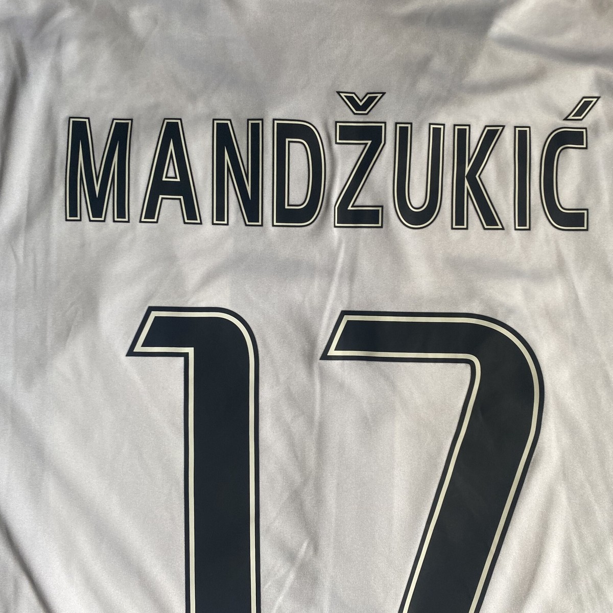 Juventus Home Football Shirt 2016 – 2017 Mandzukic #17 SIze