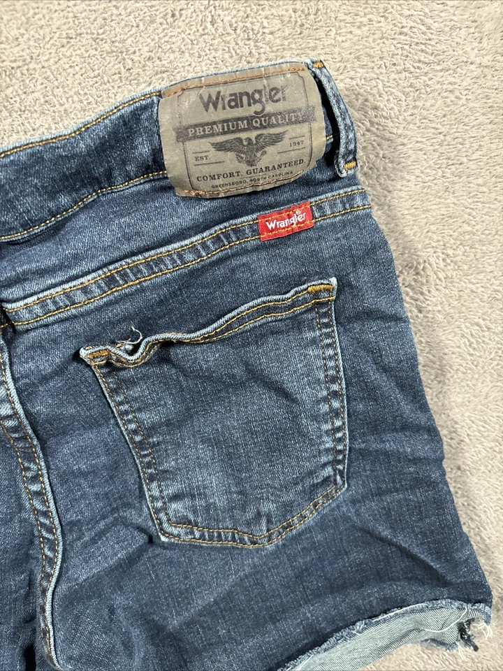 Pantalones Cortos de Jean Wrangler para Mujer 26” Azul Cortado Pantalones Cortos Distressed Tiro Bajo Entrepierna 4” Foto 3 de 4