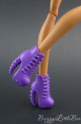 Monster High Doll Clawdeen Wolf Freaky Field Trip Purple Spine Bone Shoes