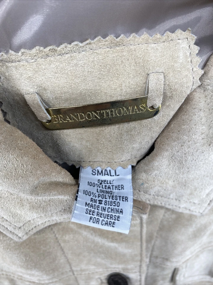 Chaqueta floral rosa bordada con botones de gamuza Brandon Thomas para mujer talla pequeña Foto 3 de 4