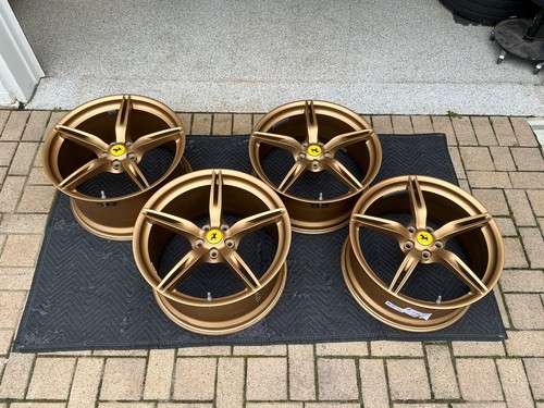 "Juego de ruedas Ferrari 458 Speciale OEM 20"" en dorado"