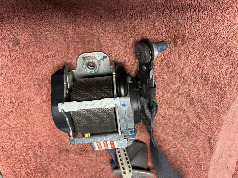 2006-2007 saturn vue gray LH drivers front seatbelt retractor OEM — 第 3/4 张图片