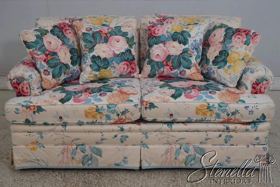Sofá loveseat pequeño con estampado floral HENREDON Foto 2 de 4