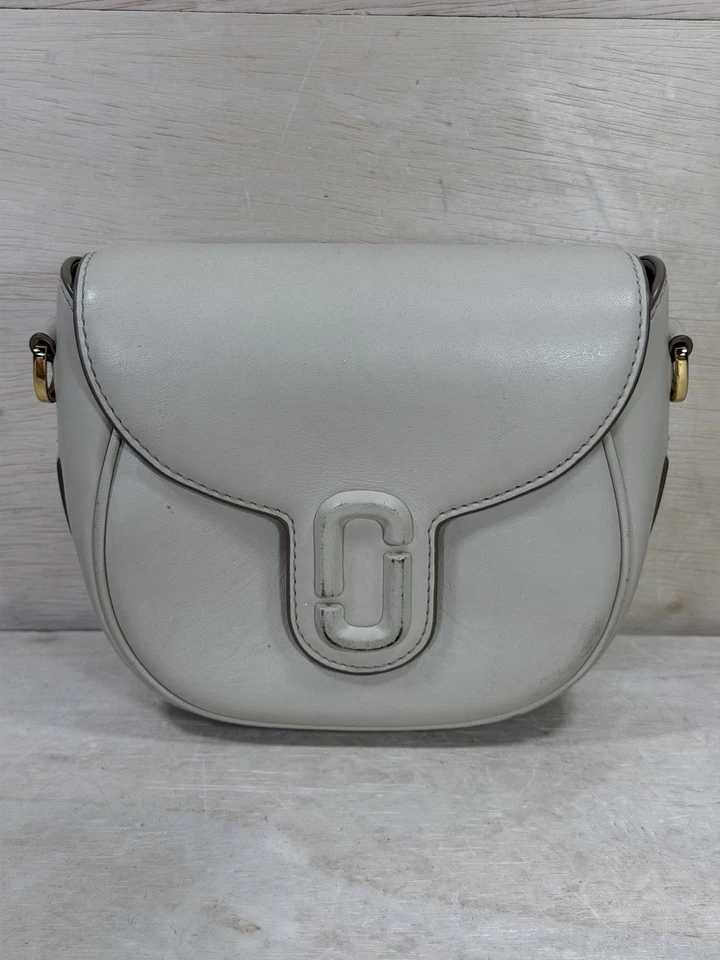 BOLSO DE SILLÍN Marc Jacobs THE COVER J MARC en Blanco Nube Beige Correa con Letras Foto 2 de 4