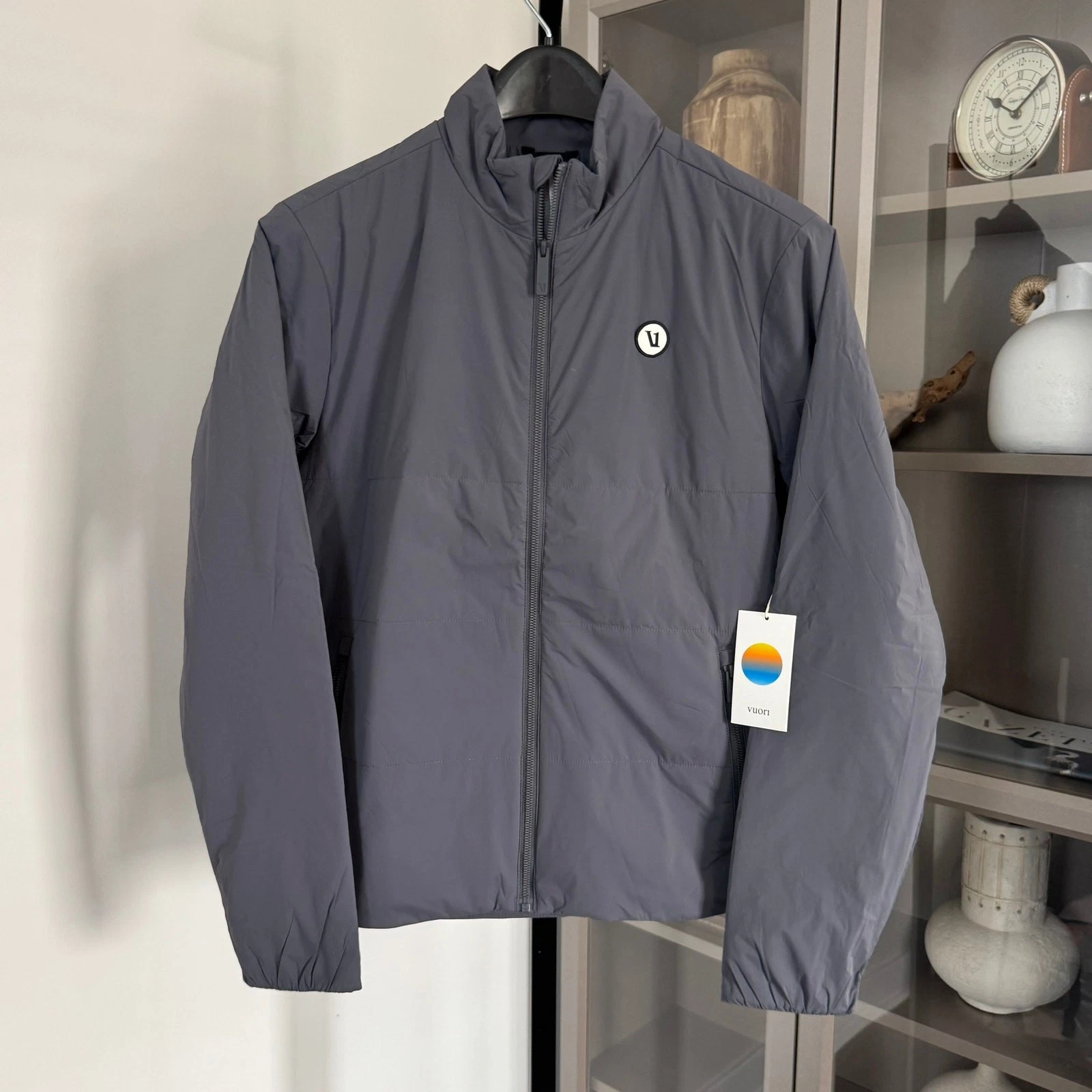 VUORI Echo Insulated 2.0 Moonlight Jacket Large NEW Lightweight Grey Primaloft
Opens in a new window