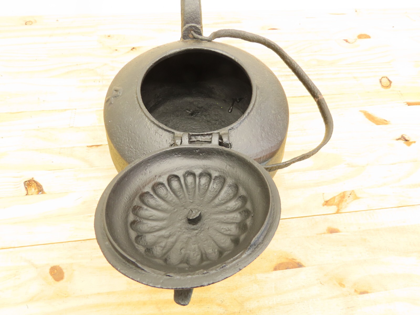 Vintage Cast Iron Kettle No 4 w/ Spout and Emblem Steam Kettle eBay