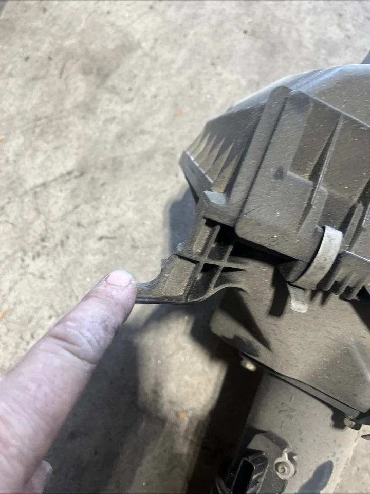 Small Damage 2003 06 Nissan 350Z OEM Air Intake Filter Box With  MAF - Image 3 of 4