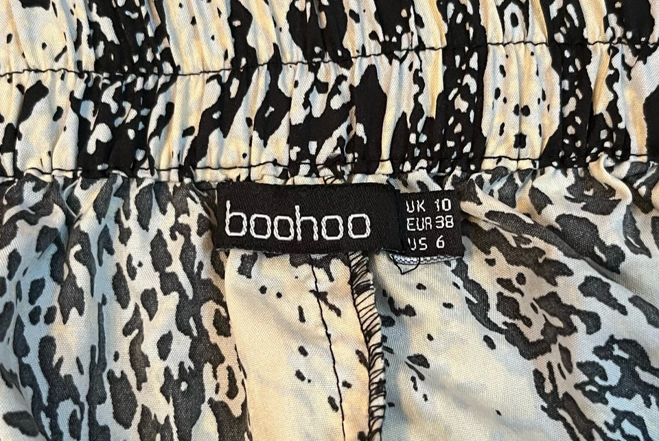 Женские шорты Boohoo со змеиным принтом на поясе 6 кремовых черных с анималистическим узором  - Изображение 3 из 3