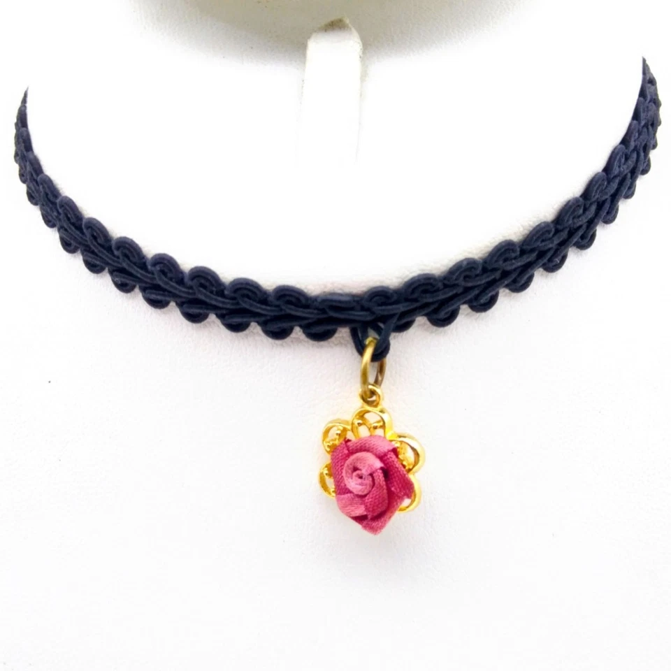 Collar Gargantilla Encaje Negro con Colgante Rosa Tela y Acentos Tono Dorado Foto 2 de 4