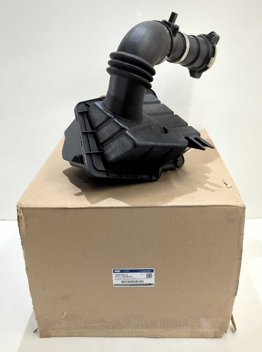 New OEM Ford Air Cleaner With Ducts Hoses 2003-2004 Ford Focus 2.3