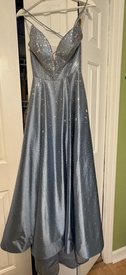 Vestido de graduación Sherri Hill talla 2 azul con adornos plateados Foto 2 de 4