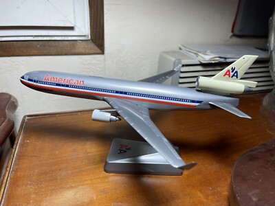 modelo 3d El avión de lujo MD-11 de American Airlines, preparado para