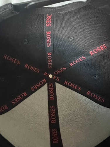 Gorra de bola de ala plana negra con bordado de rosa nueva en plástico - Imagen 7 de 8